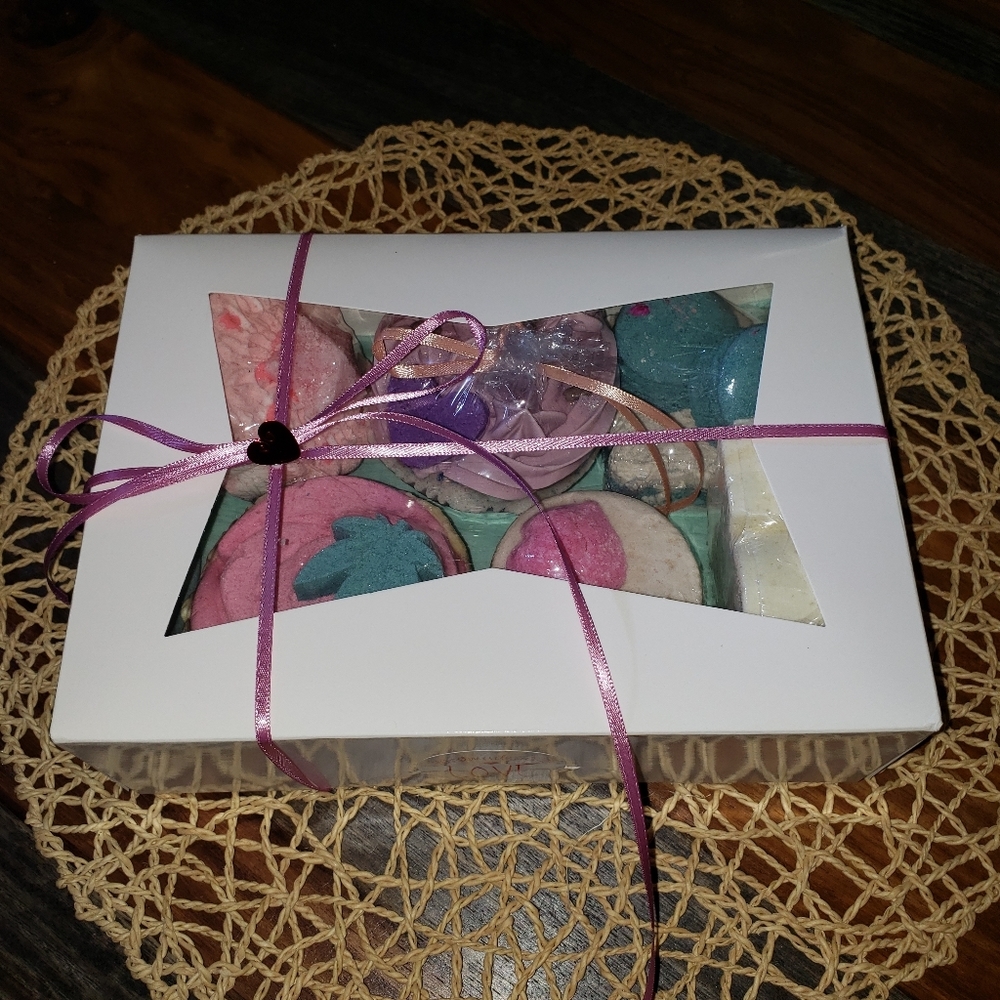 **Sold** Valentine's Day bath bombs box